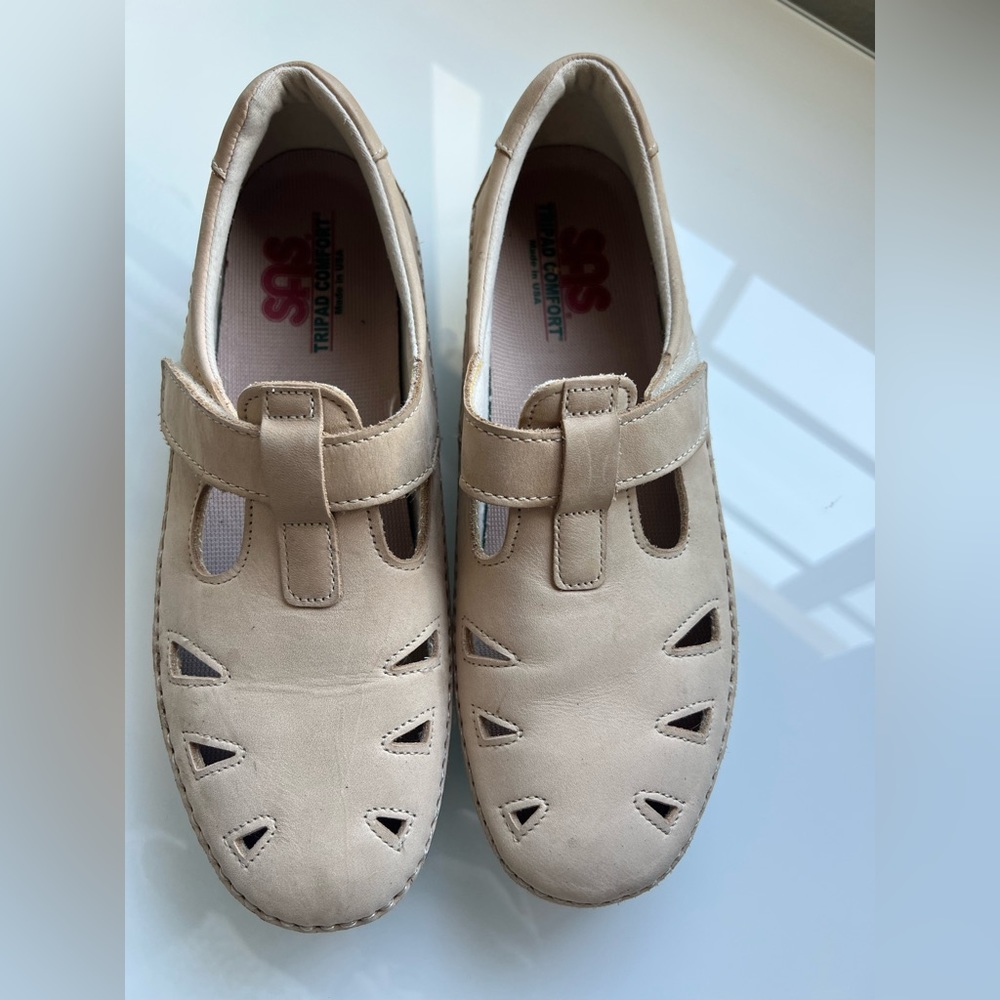 SAS Roamer beige, leather shoes, size 9 M. EUC